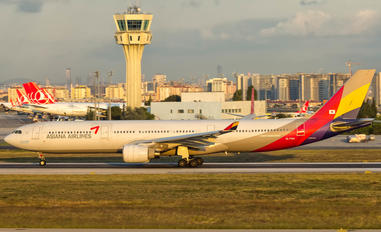 HL7794 - Asiana Airlines Airbus A330-300