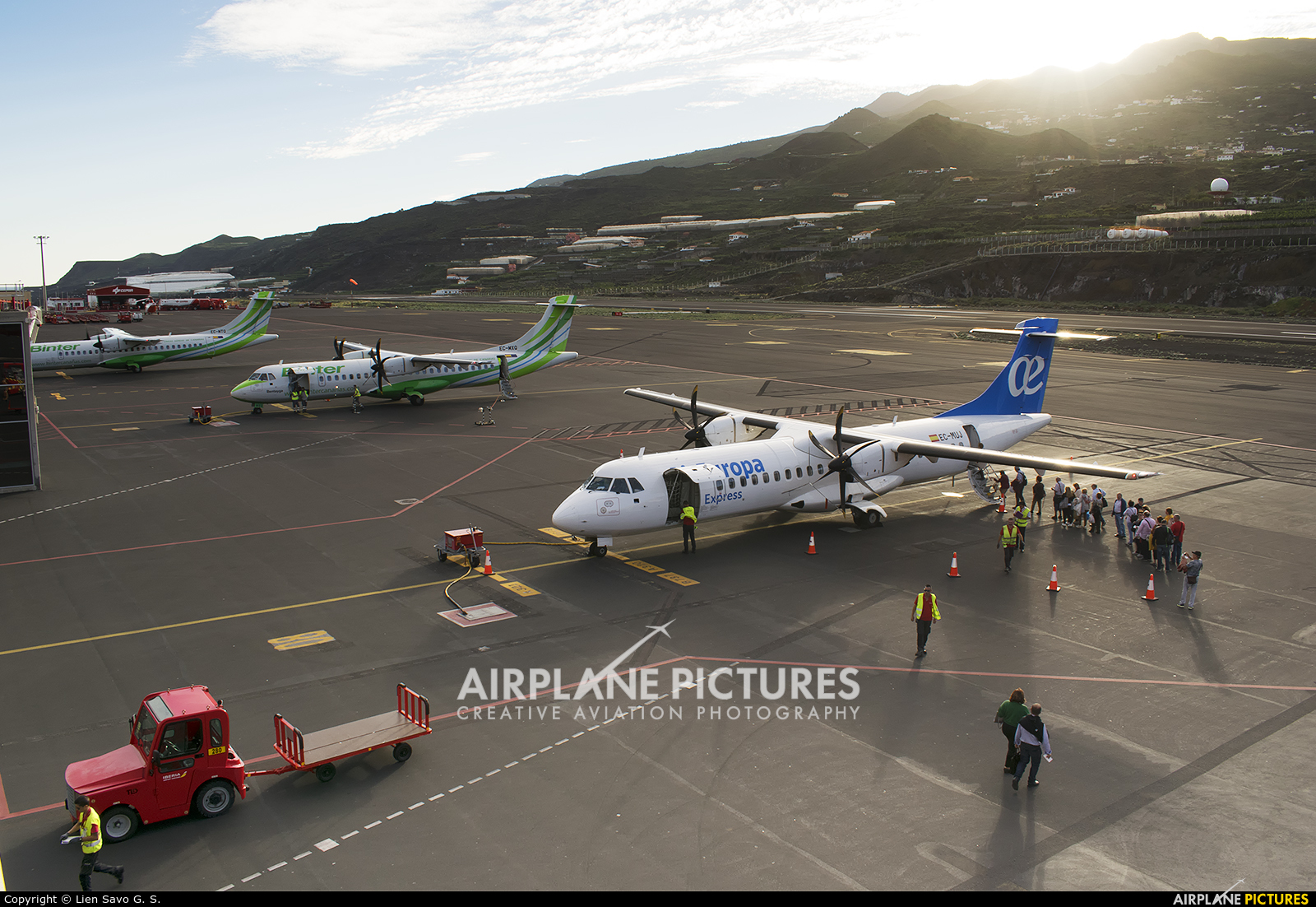 - Airport Overview - aircraft at Santa Cruz de La Palma