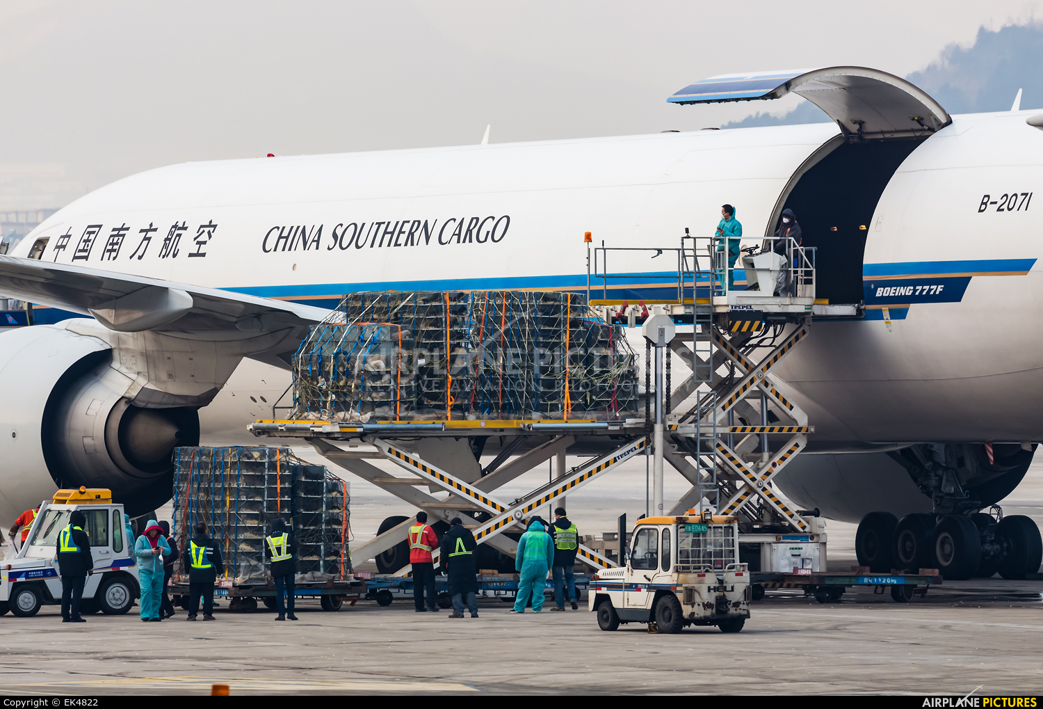 China Southern Cargo B-2071 aircraft at Dalian Zhoushuizi Int'l