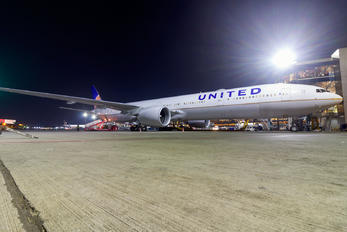 N2333U - United Airlines Boeing 777-300ER
