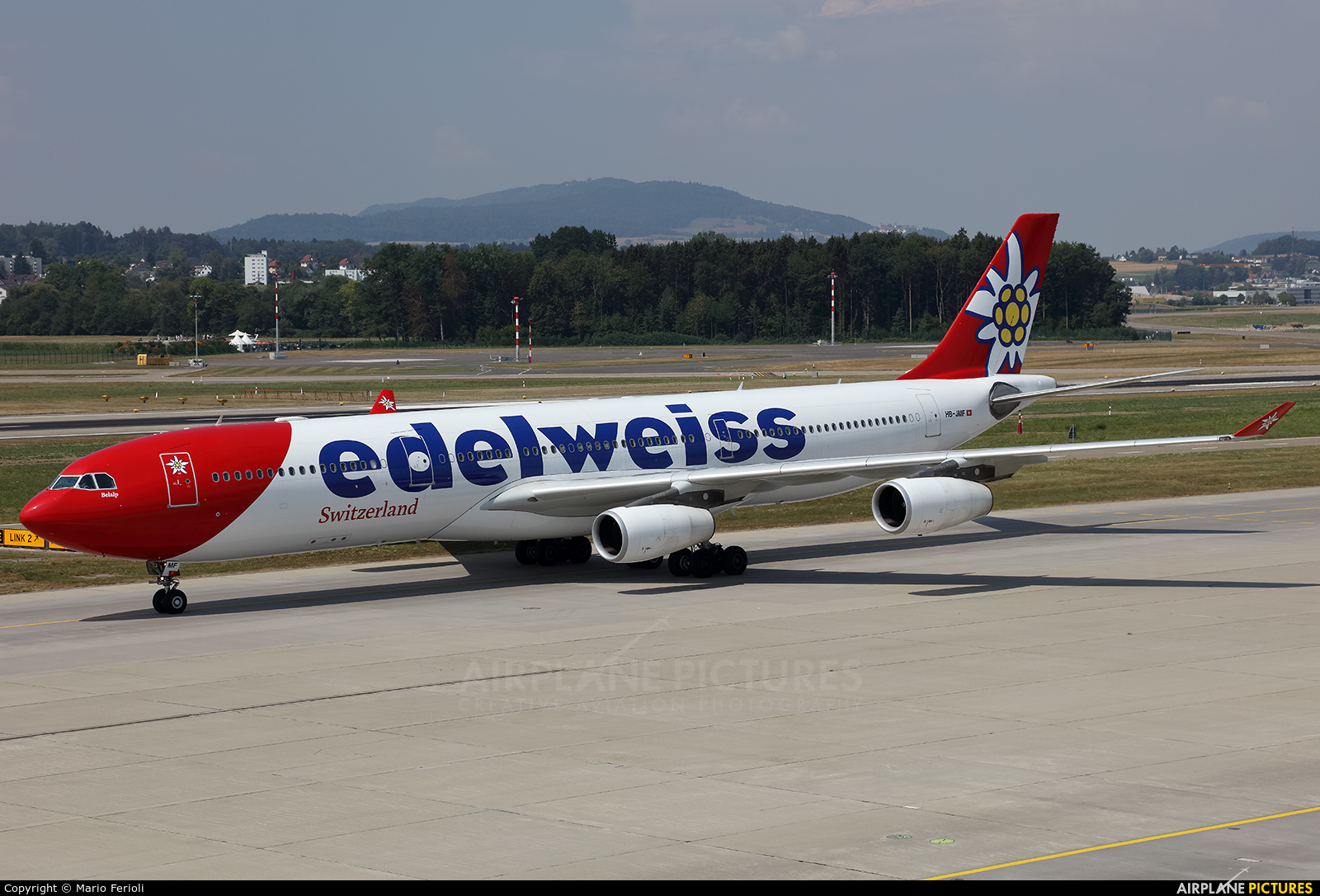 Edelweiss HB-JMF aircraft at Zurich