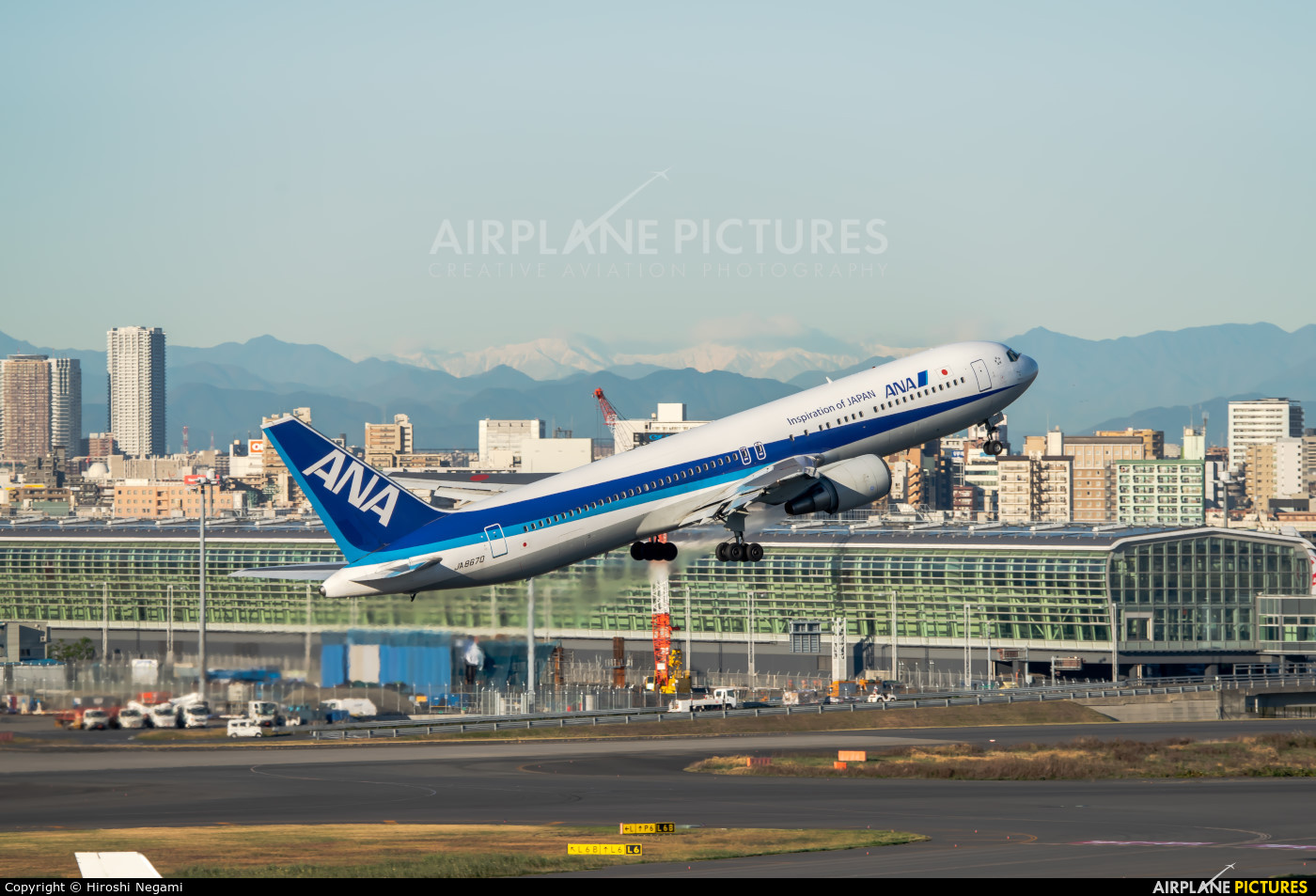 ANA - All Nippon Airways JA8670 aircraft at Tokyo - Haneda Intl