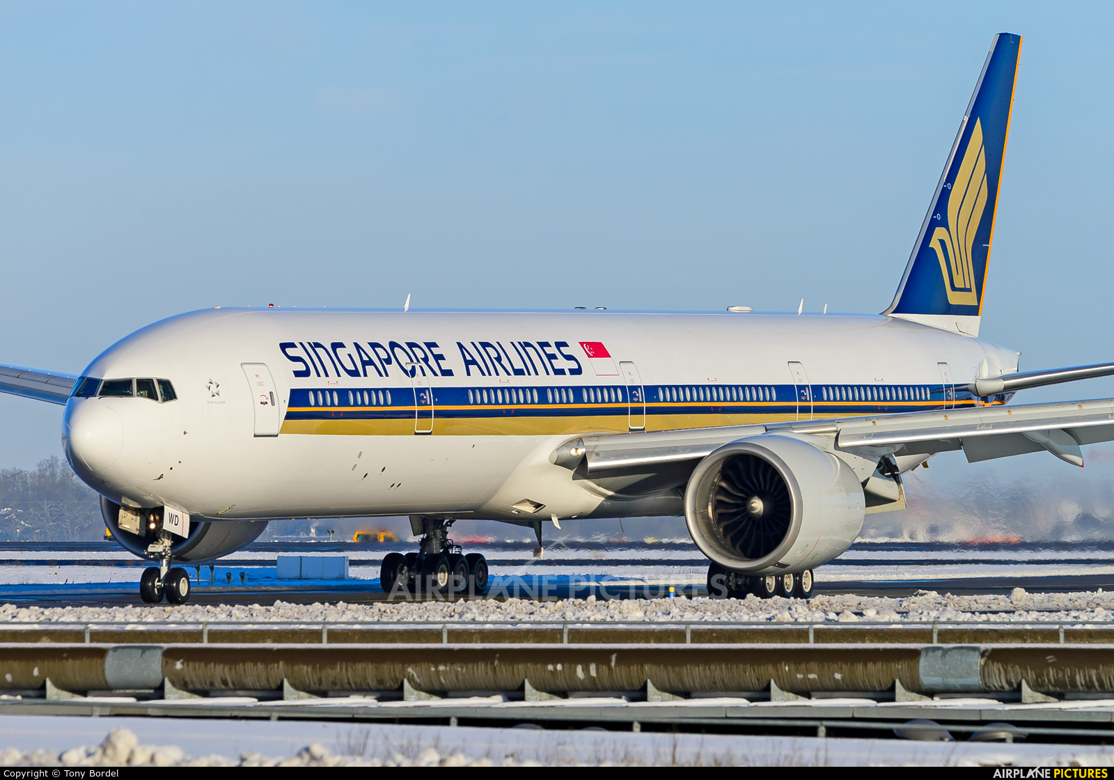 Singapore Airlines 9V-SWD aircraft at Paris - Charles de Gaulle
