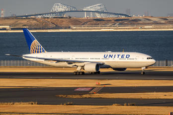 N220UA - United Airlines Boeing 777-200ER