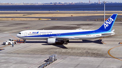 JA605A - JAL - Japan Airlines Boeing 767-300