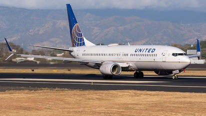 N87513 - United Airlines Boeing 737-800