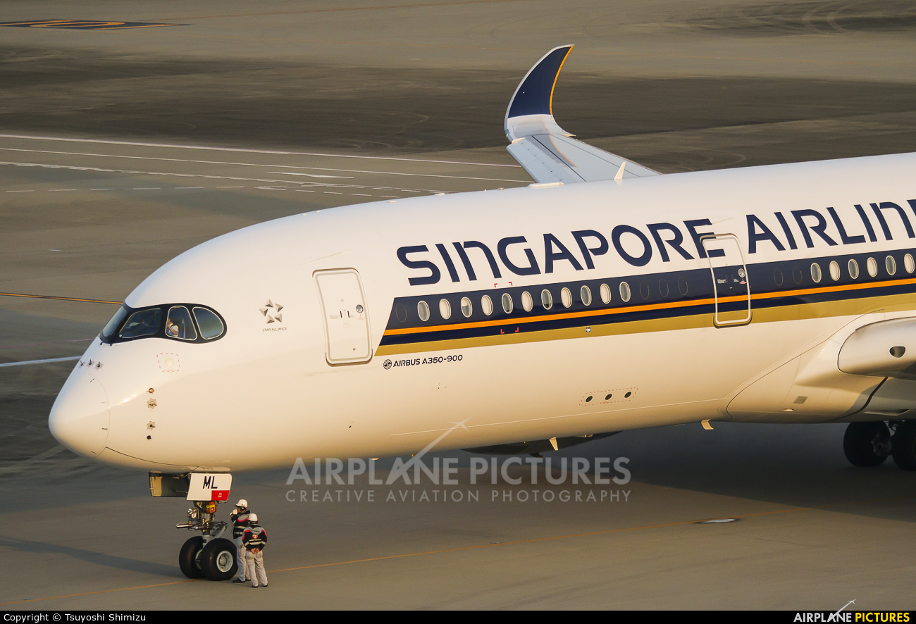 Singapore Airlines 9V-SML aircraft at Tokyo - Haneda Intl