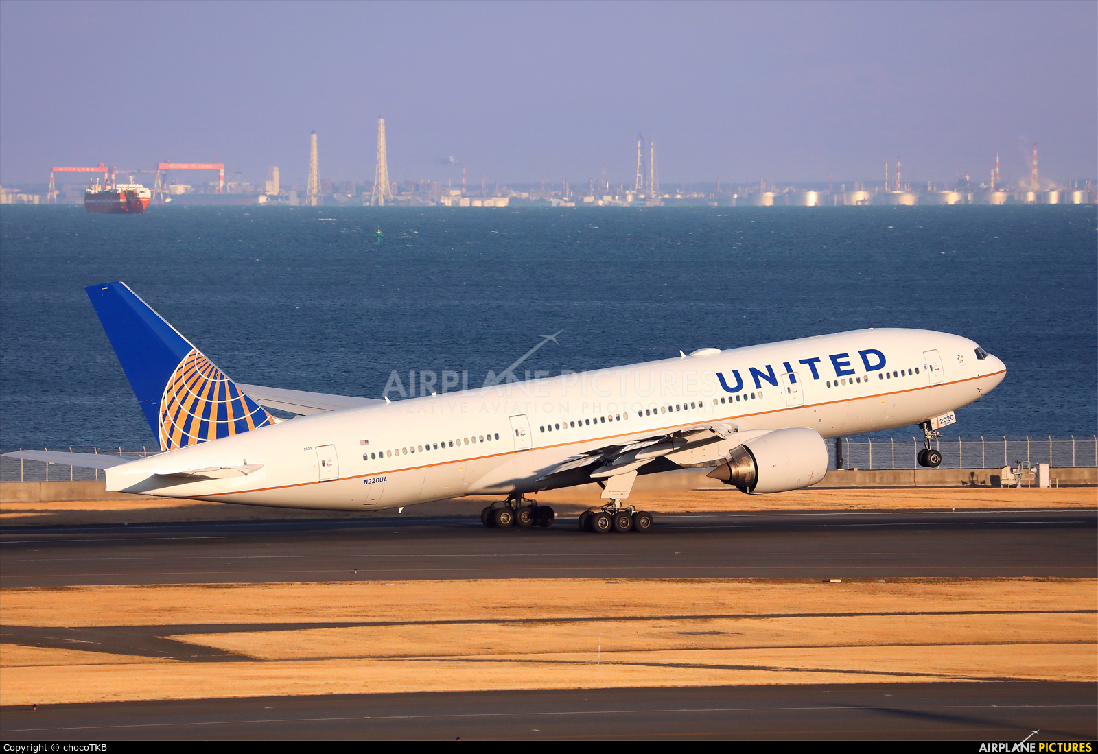 United Airlines N220UA aircraft at Tokyo - Haneda Intl
