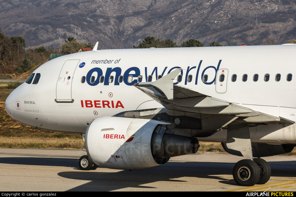 Iberia EC-KHM aircraft at Vigo