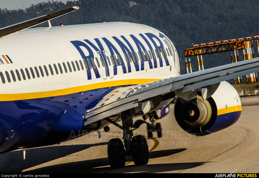 Ryanair EI-DYN aircraft at Vigo