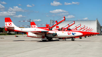 3H 1708 - Poland - Air Force: White &amp; Red Iskras PZL TS-11 Iskra