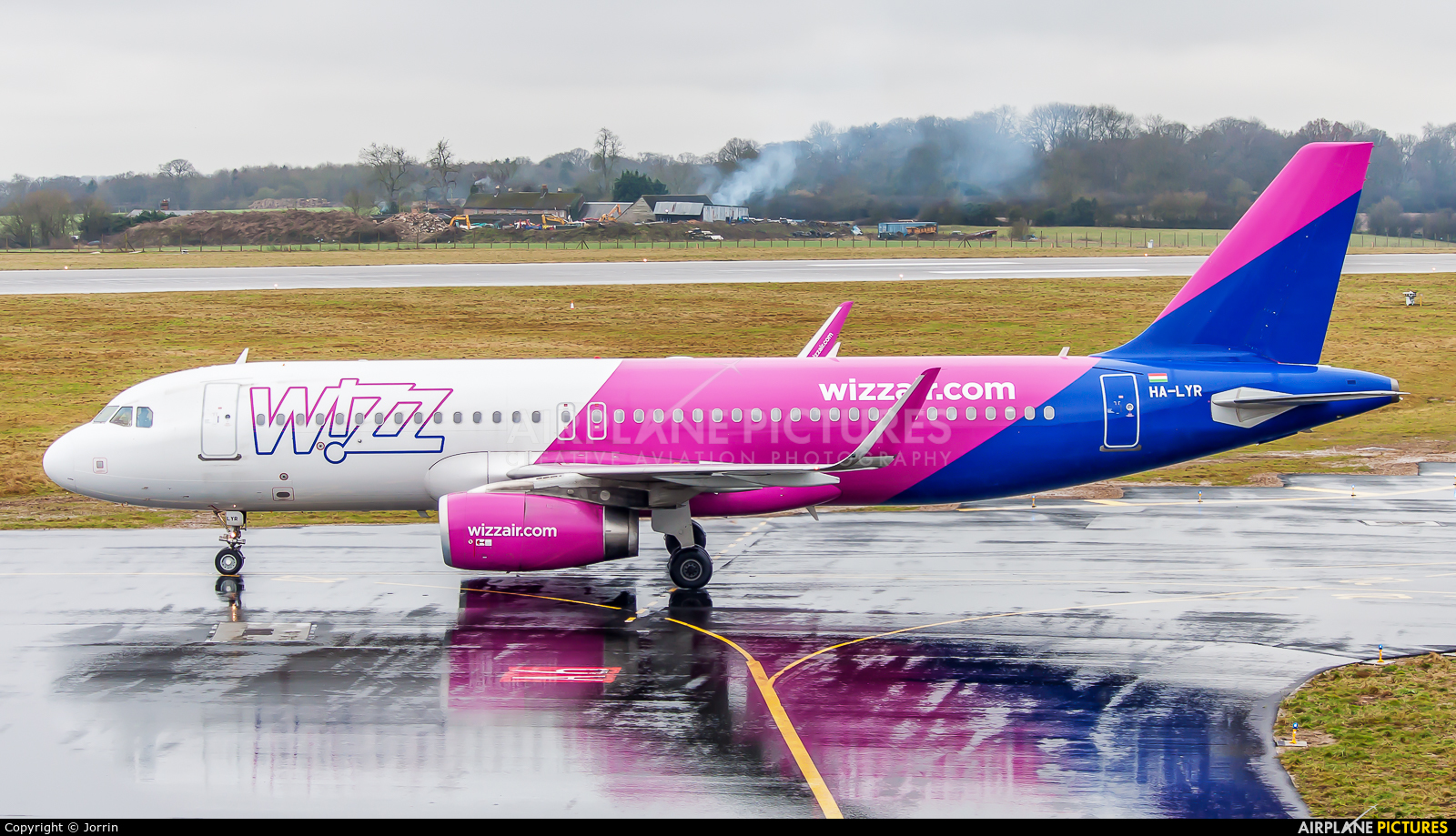 Wizz Air HA-LYR aircraft at London - Luton