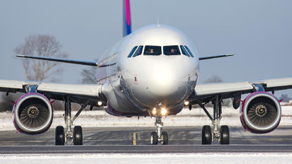 HA-LXE - Wizz Air Airbus A321