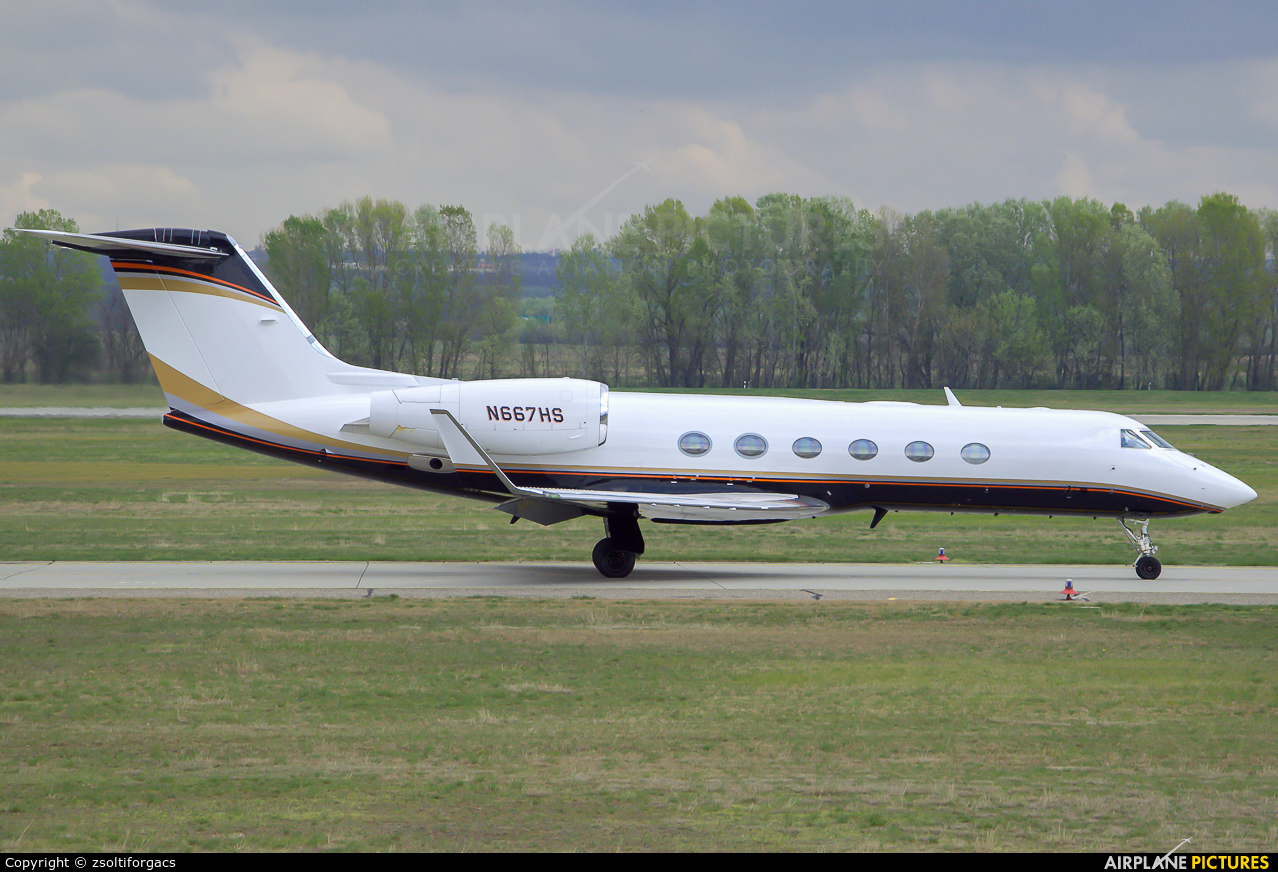 Private N667HS aircraft at Budapest Ferenc Liszt International Airport