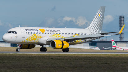 EC-MNZ - Vueling Airlines Airbus A320