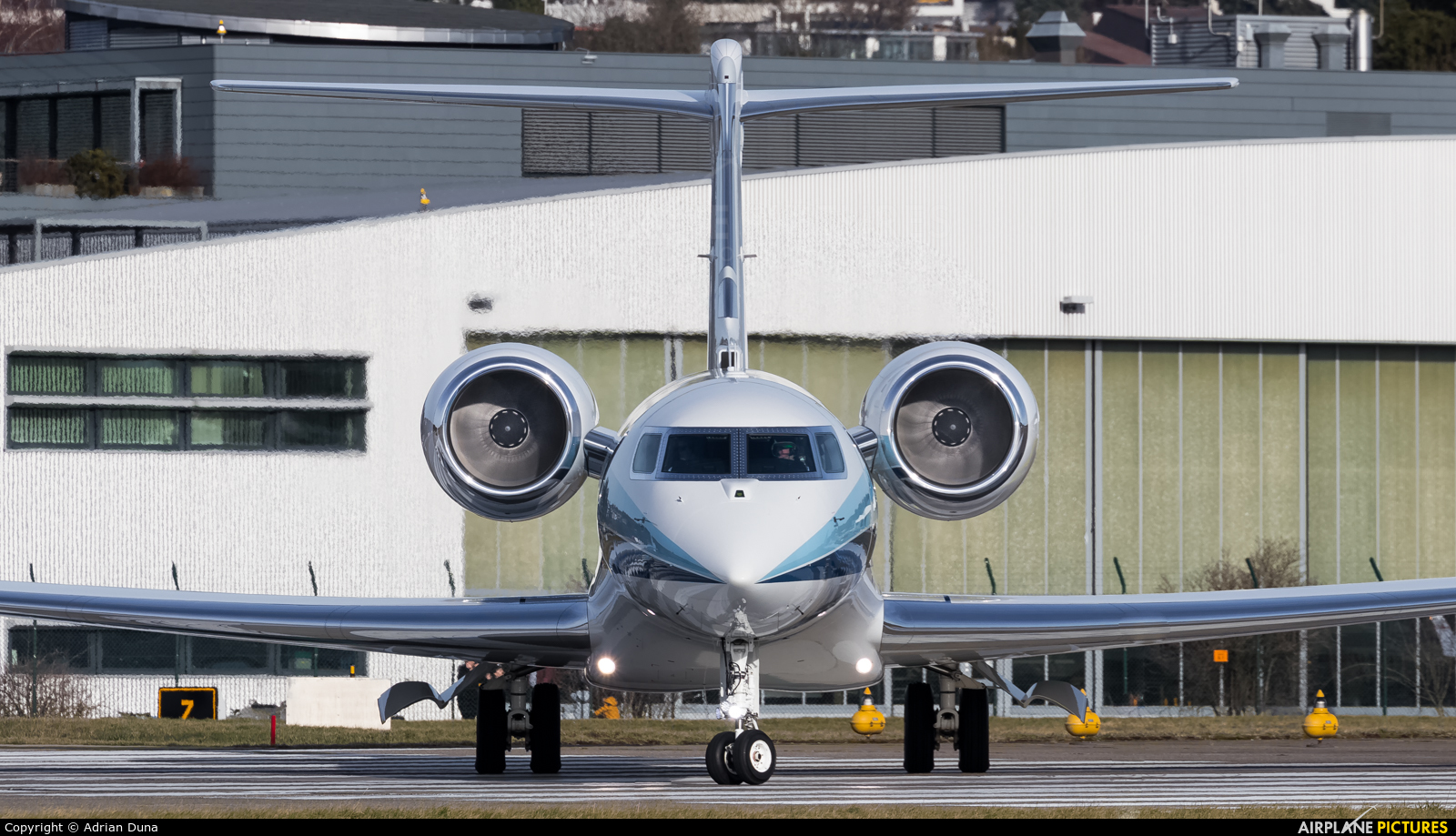 Private N8833 aircraft at Zurich