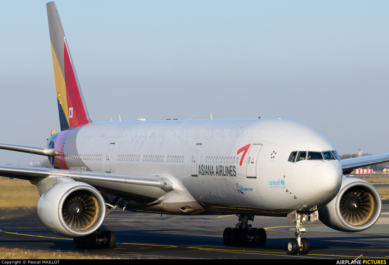 Asiana Airlines HL7739 aircraft at Paris - Charles de Gaulle