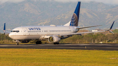N76517 - United Airlines Boeing 737-800