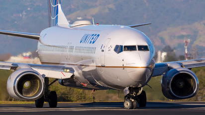 N14228 - United Airlines Boeing 737-800