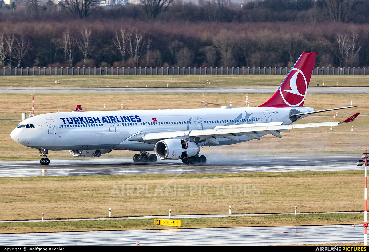 Turkish Airlines TC-LOB aircraft at Düsseldorf
