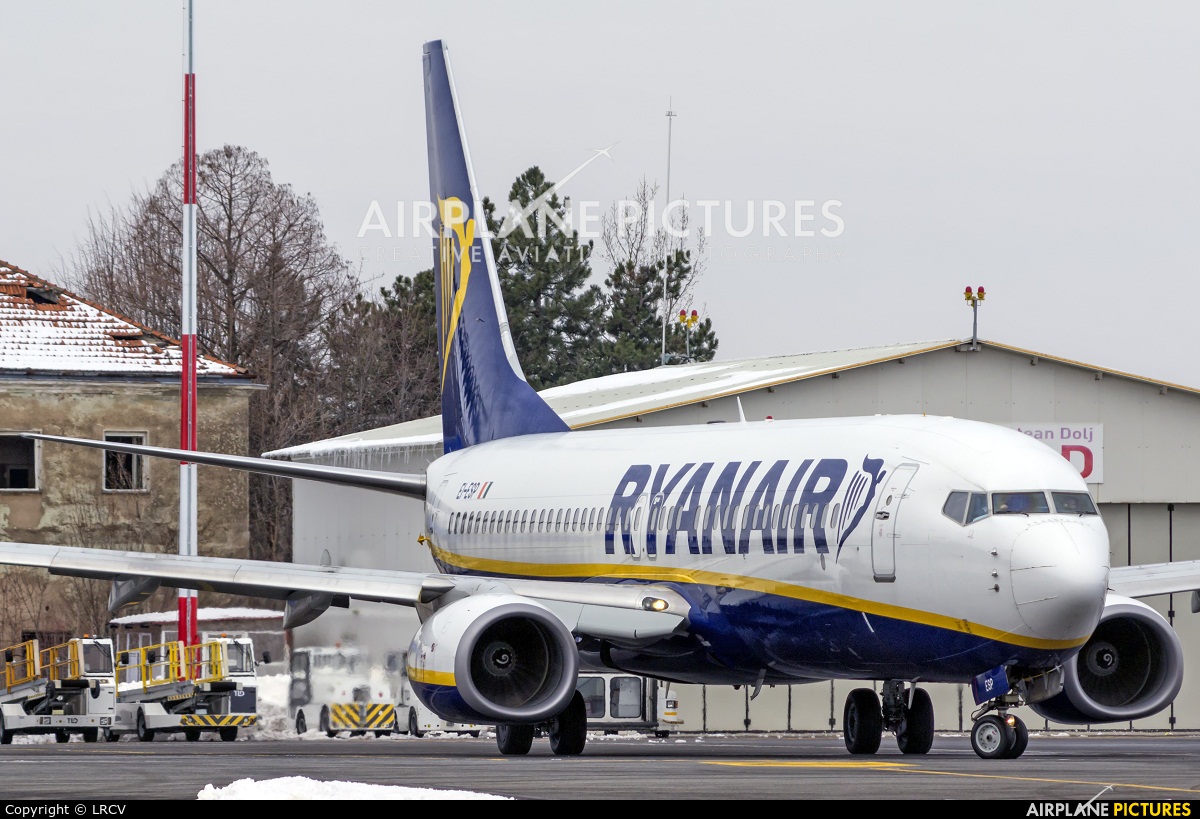 Ryanair EI-ESP aircraft at Craiova
