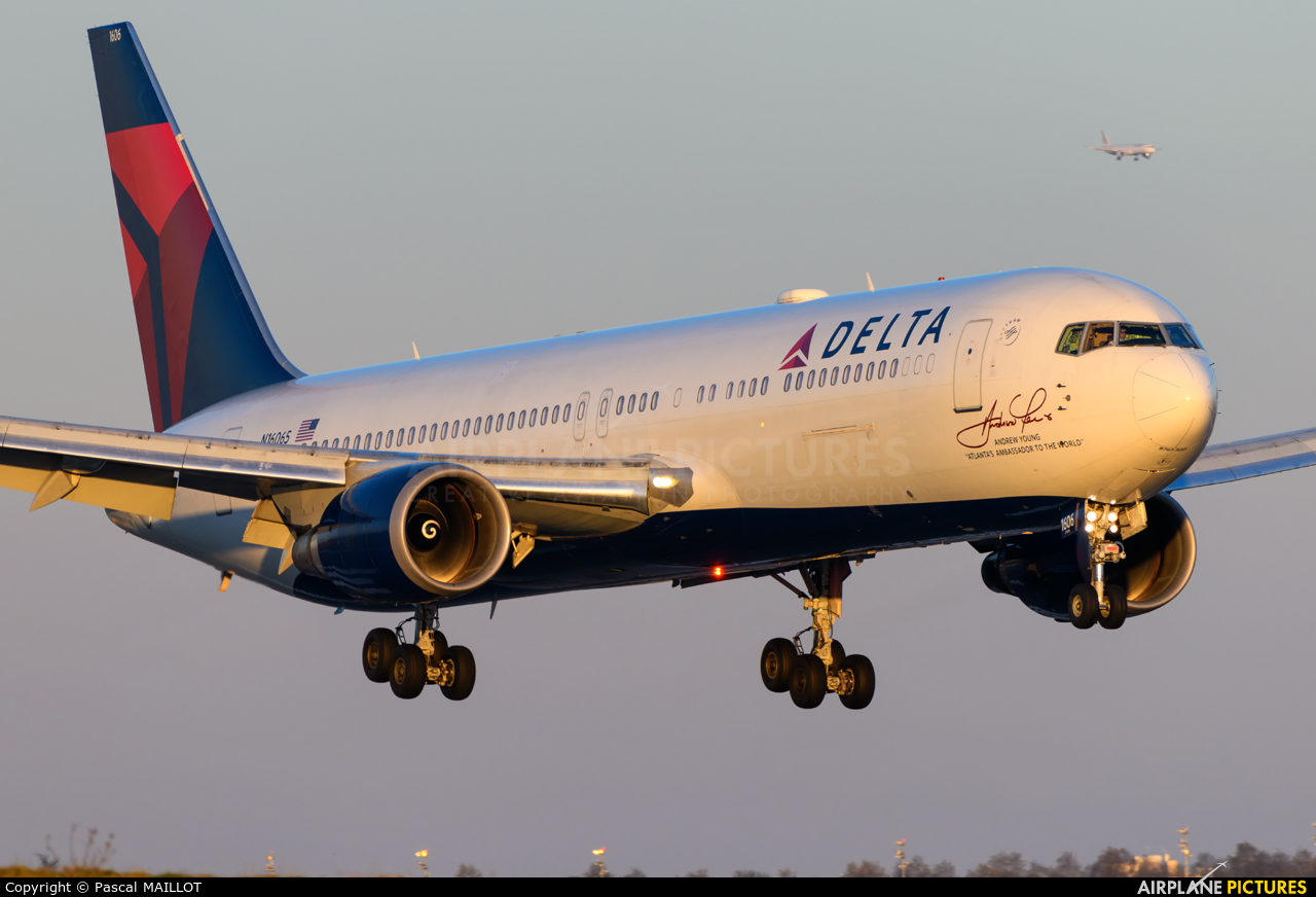 Delta Air Lines N16065 aircraft at Paris - Charles de Gaulle