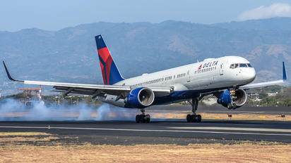 N6701 - Delta Air Lines Boeing 757-200