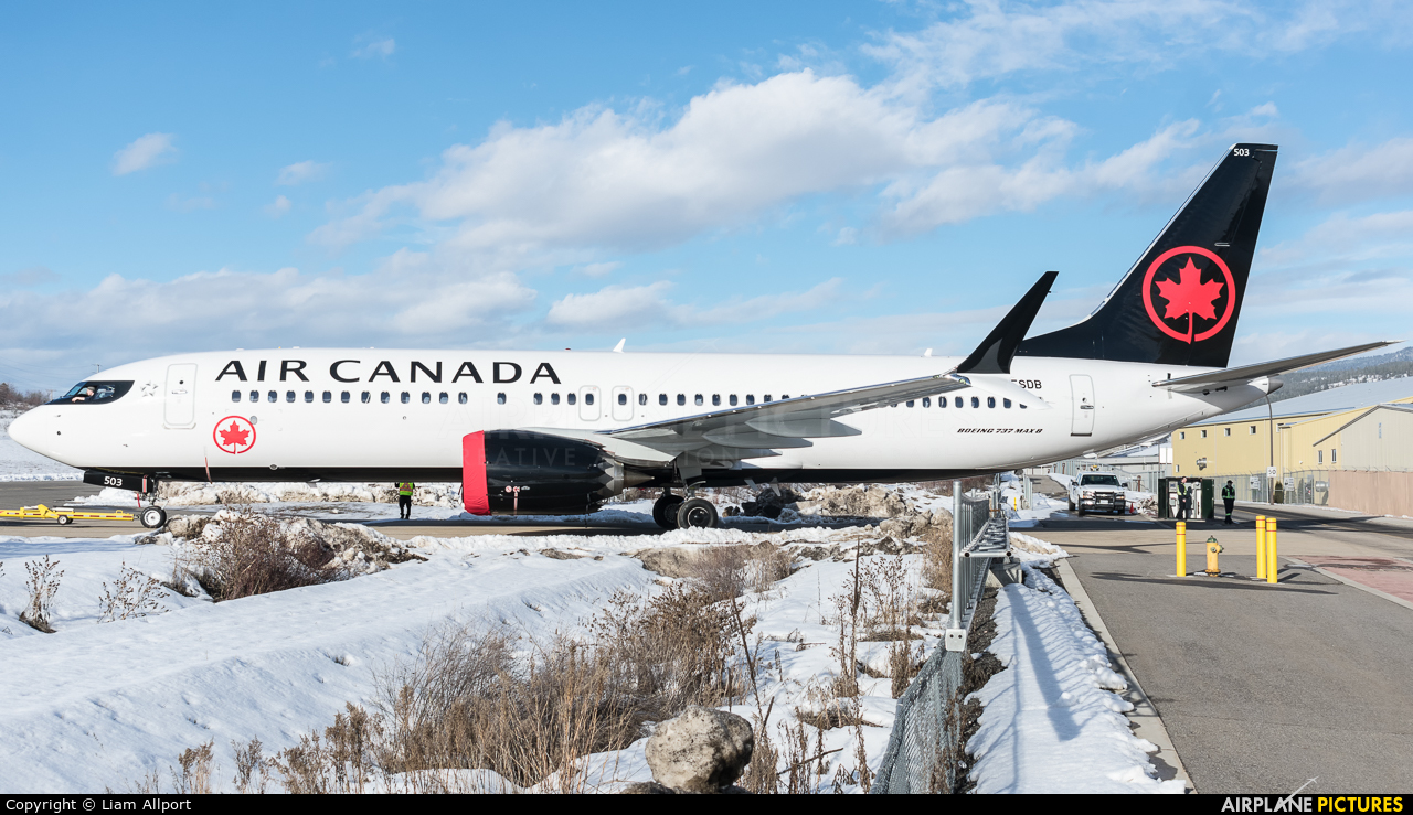 Air Canada C-FSDB aircraft at Kelowna, BC