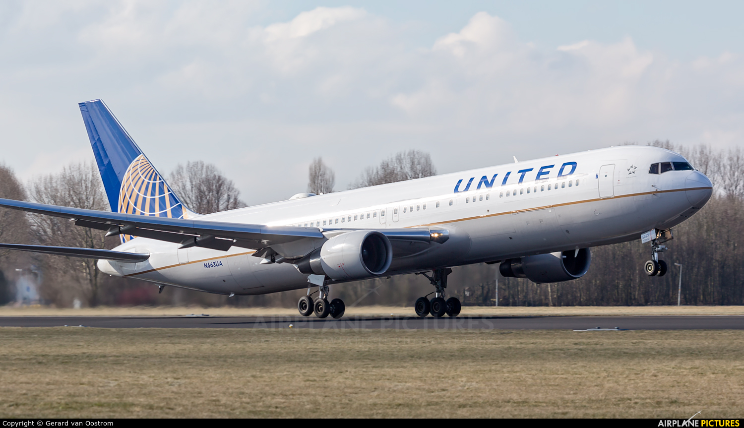 United Airlines N663UA aircraft at Amsterdam - Schiphol