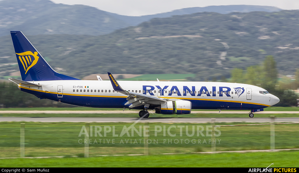 Ryanair EI-FOS aircraft at Vitoria