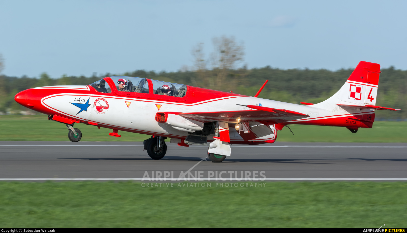 Poland - Air Force: White & Red Iskras 3H-1708 aircraft at Dęblin