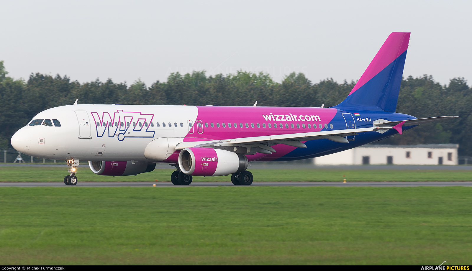 Wizz Air HA-LWJ aircraft at Poznań - Ławica