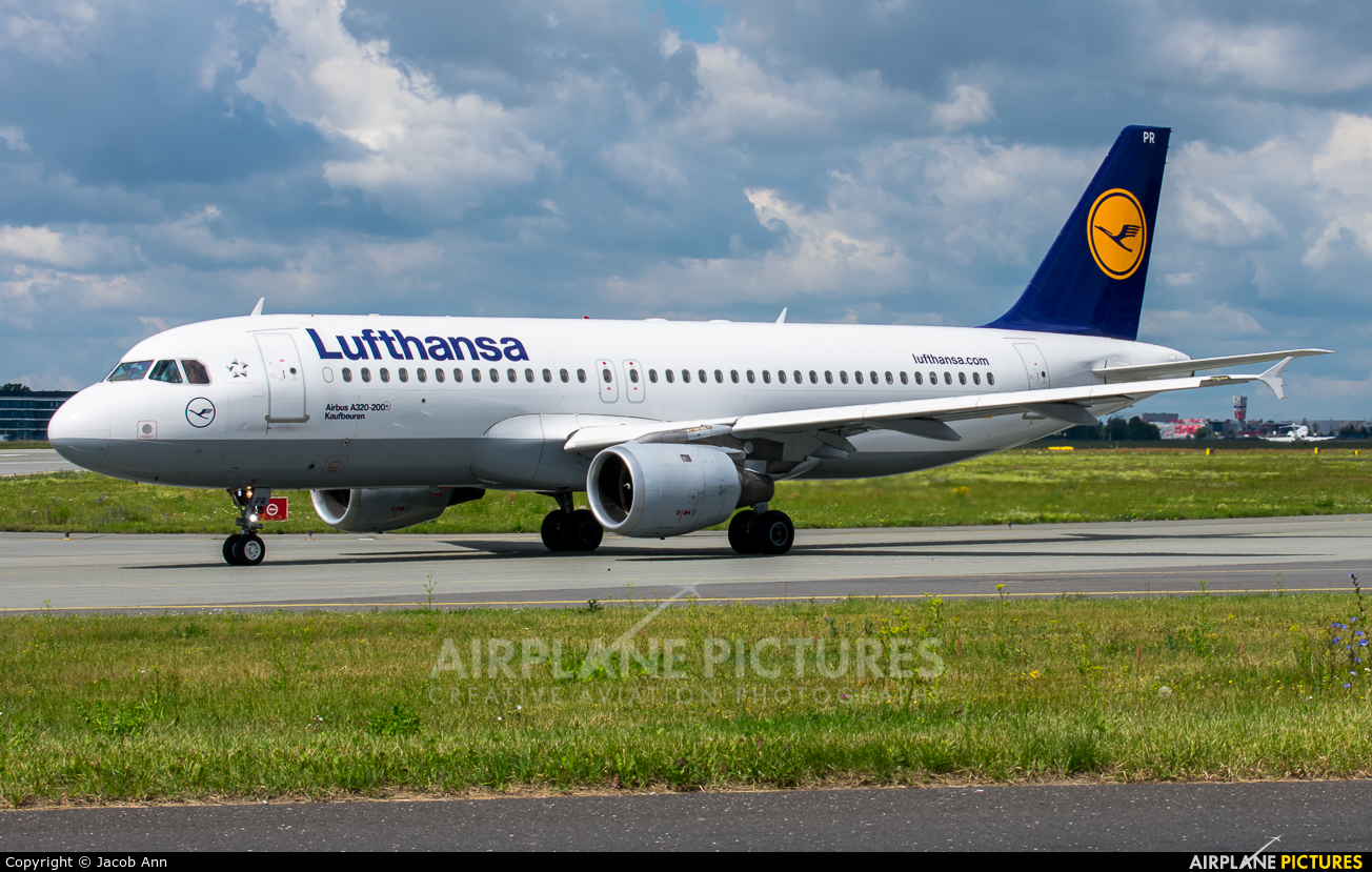 Lufthansa D-AIPR aircraft at Warsaw - Frederic Chopin