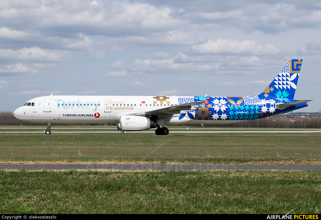 Turkish Airlines TC-JRG aircraft at Budapest Ferenc Liszt International Airport