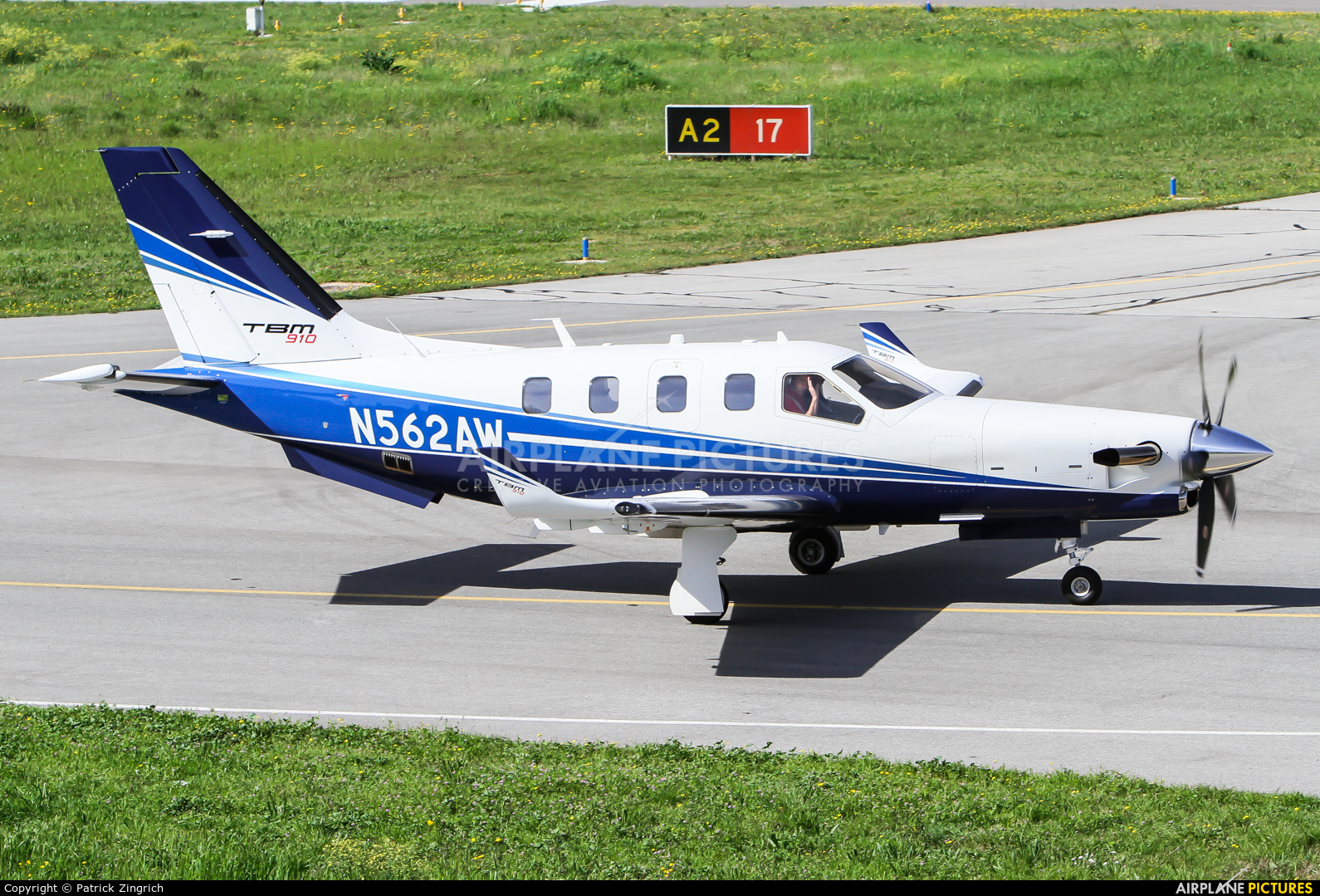 Private N562AW aircraft at Cannes - Mandelieu