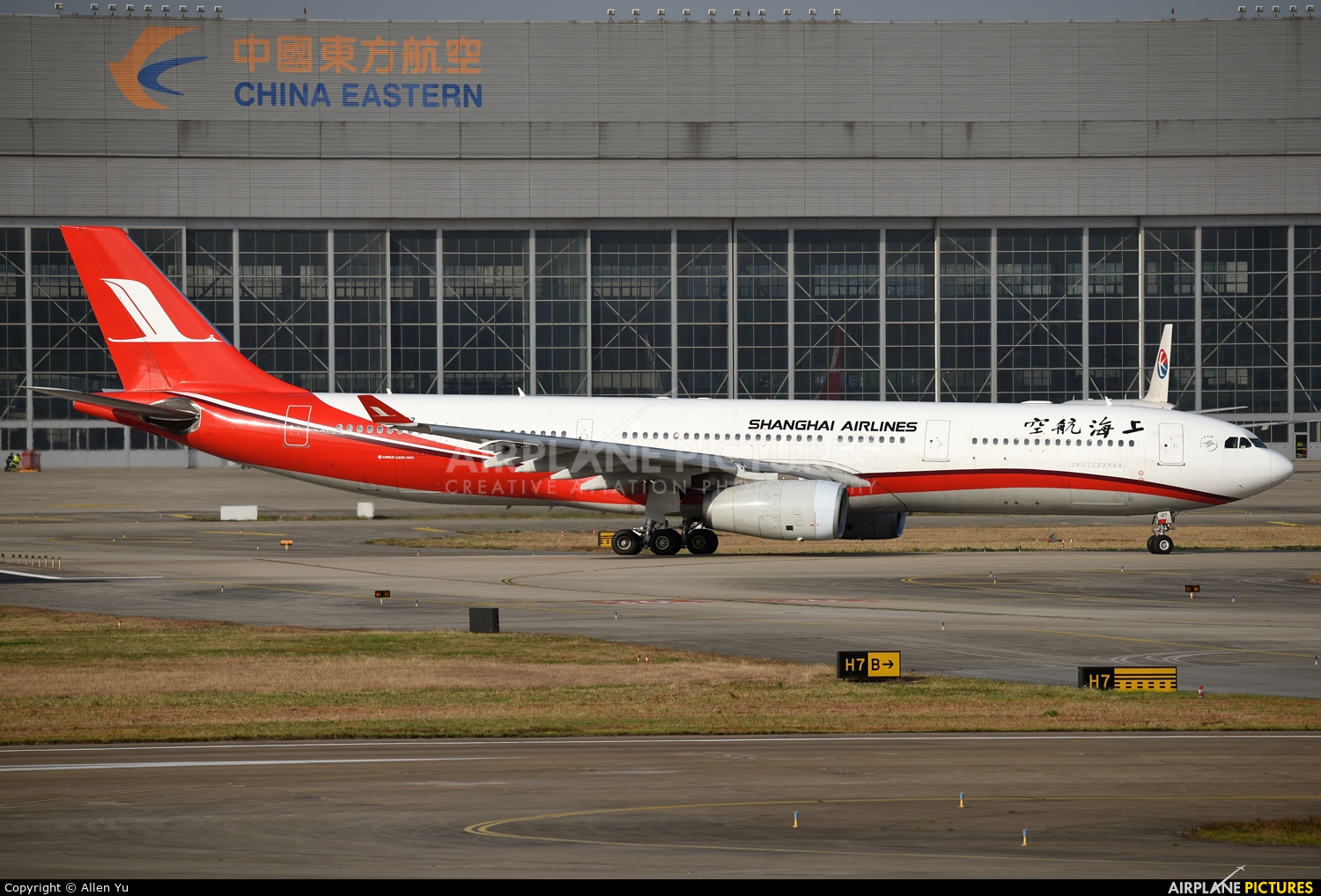 Shanghai Airlines B-6127 aircraft at Shanghai - Hongqiao