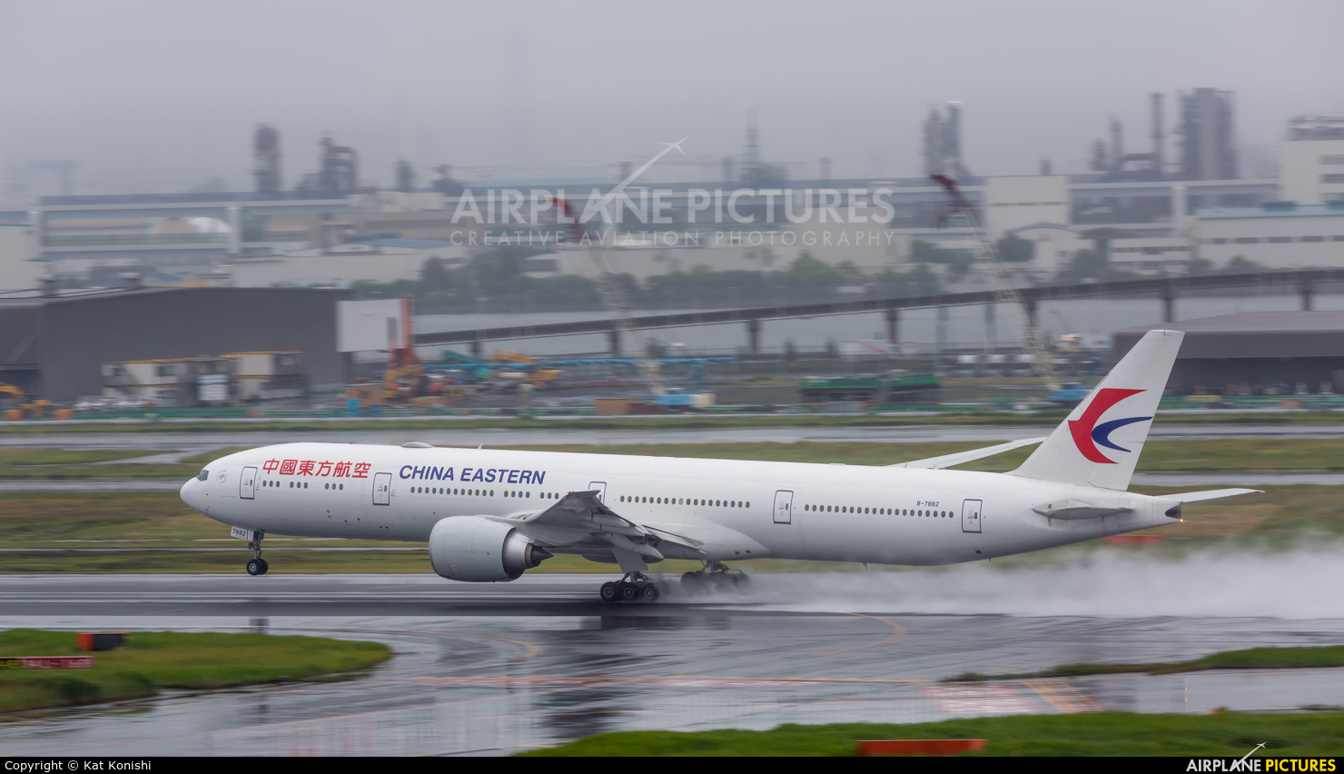 China Eastern Airlines B-7882 aircraft at Tokyo - Haneda Intl