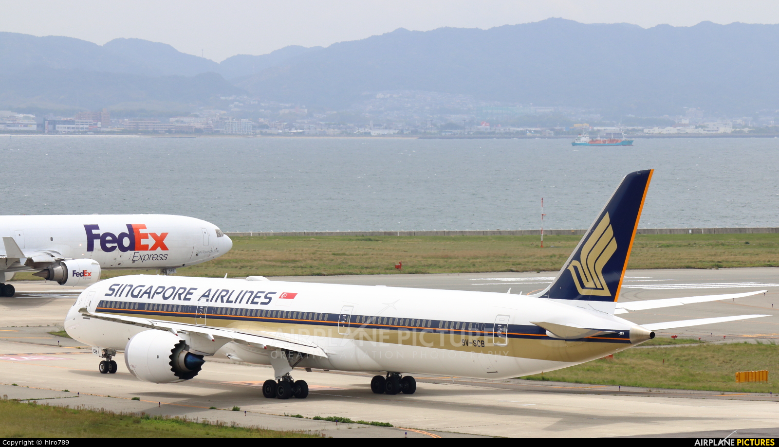 9V-SCB - Singapore Airlines Boeing 787-10 Dreamliner at Kansai 