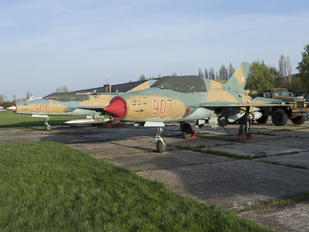 907 - Hungary - Air Force Mikoyan-Gurevich MiG-21UM