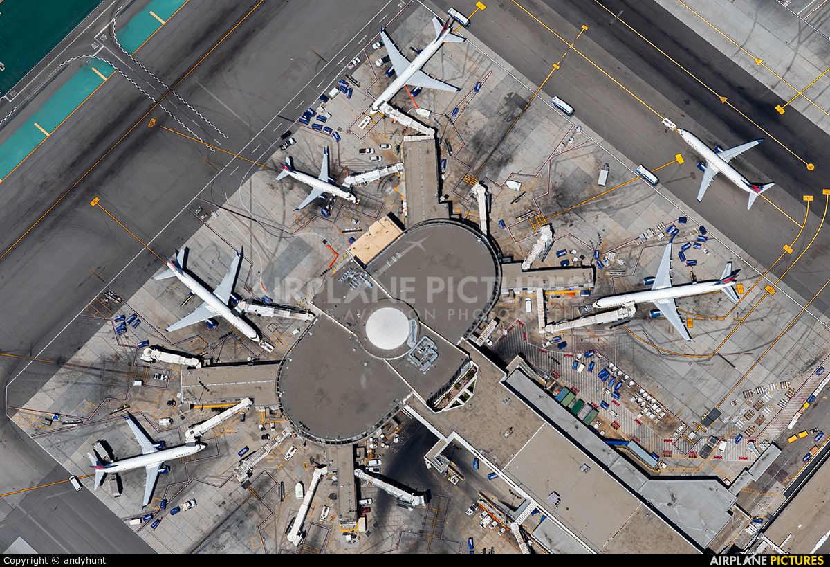 - Airport Overview - aircraft at Los Angeles Intl