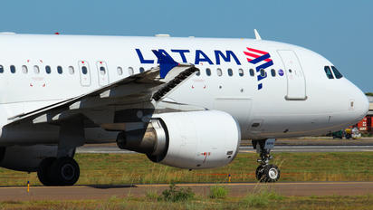 PR-MHW - LATAM Brasil Airbus A320