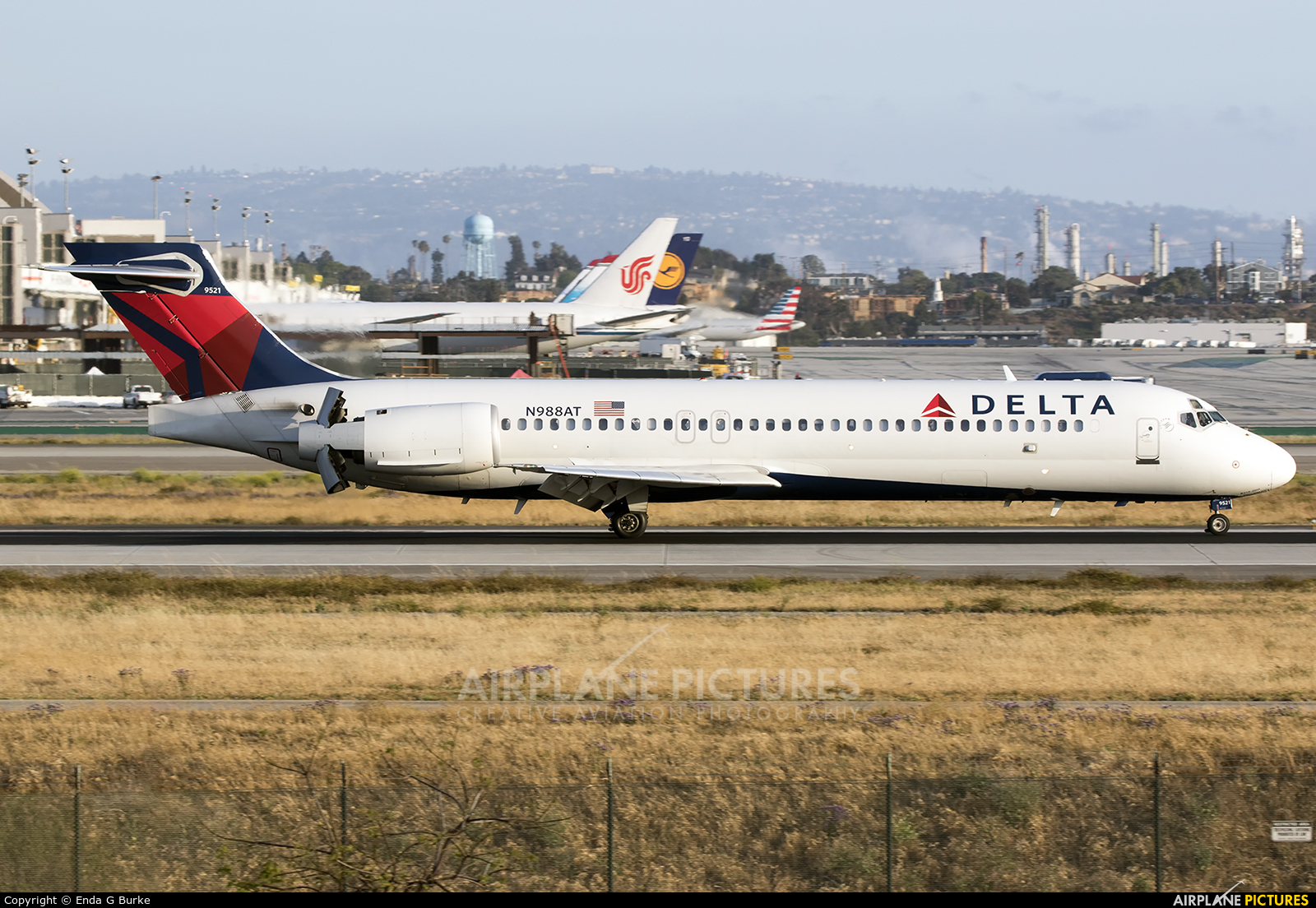 Delta Air Lines N988AT aircraft at Los Angeles Intl