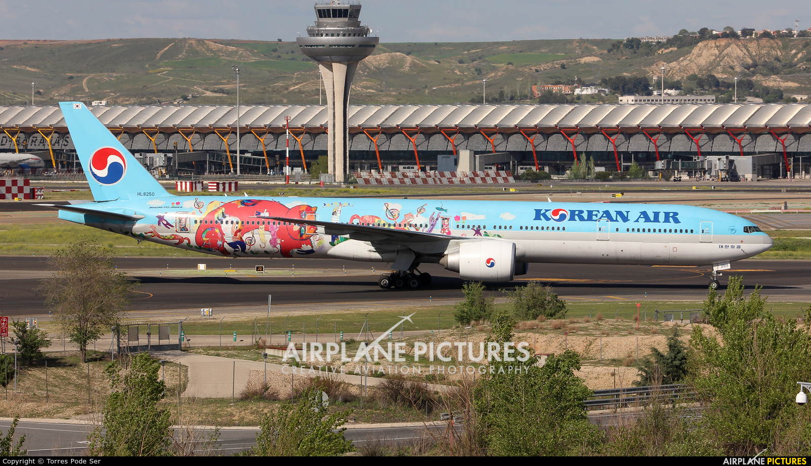 Korean Air HL8250 aircraft at Madrid - Barajas