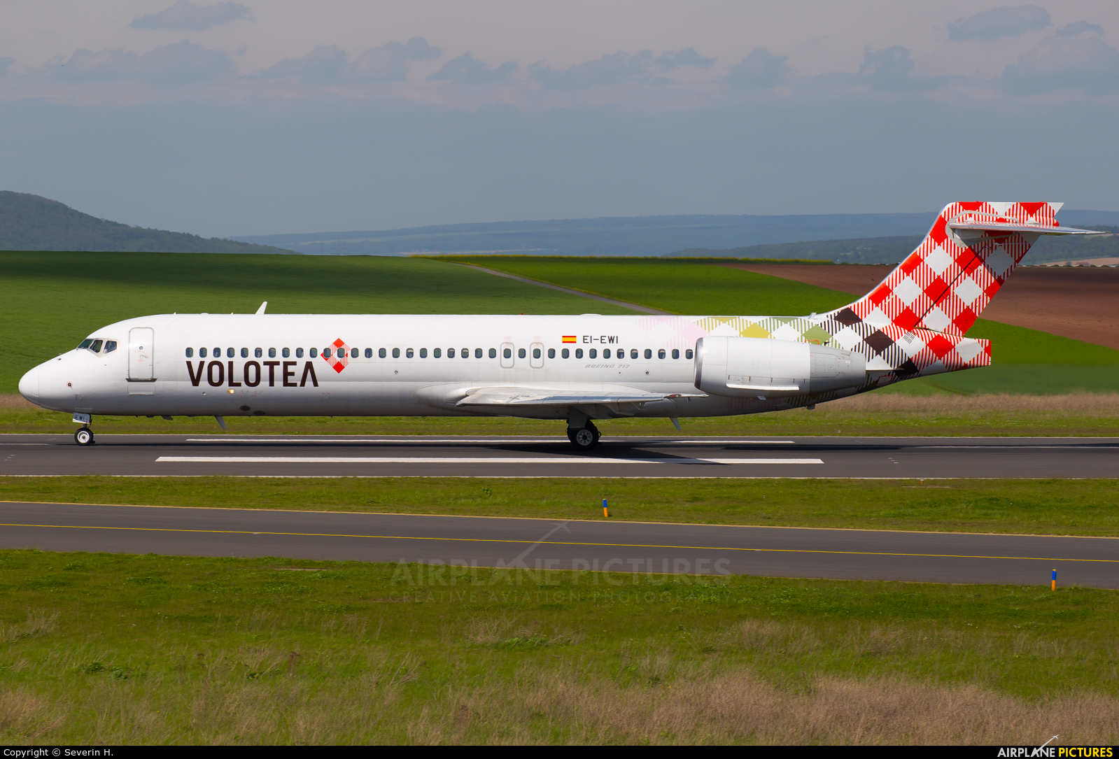 Volotea Airlines EI-EWI aircraft at Kassel-Calden