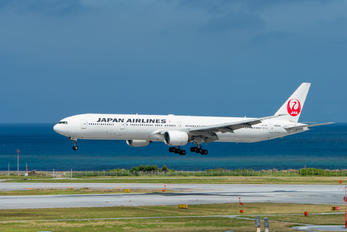 JA8945 - JAL - Japan Airlines Boeing 777-300