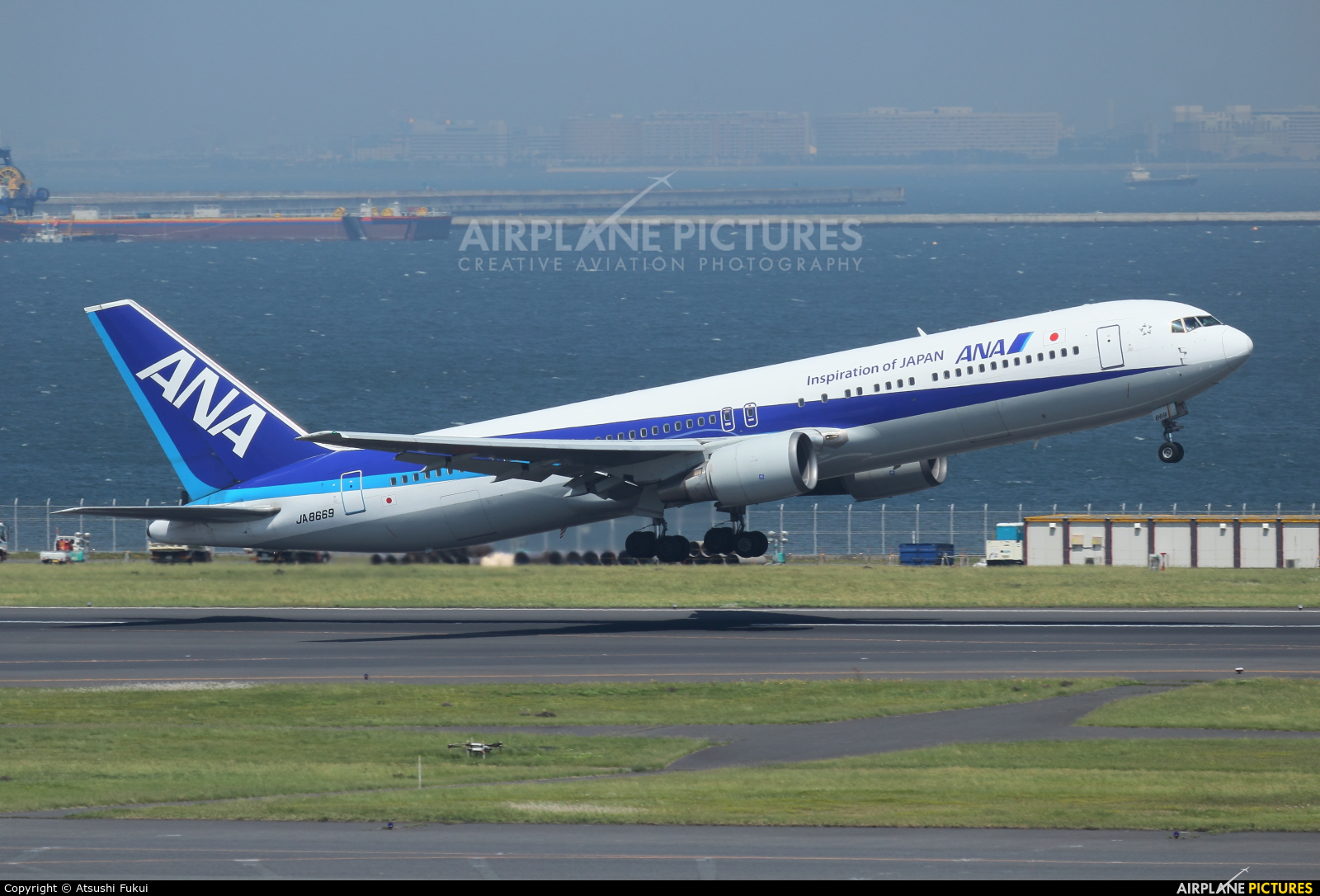 ANA - All Nippon Airways JA8669 aircraft at Tokyo - Haneda Intl