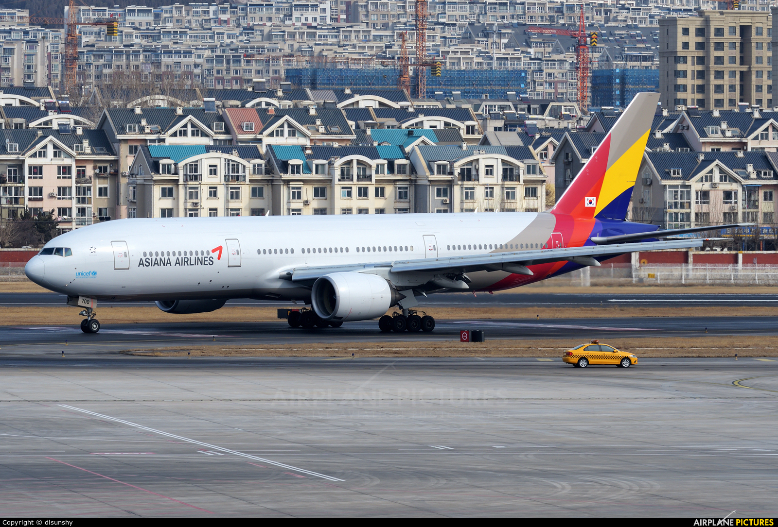 Asiana Airlines HL7700 aircraft at Dalian Zhoushuizi Int'l