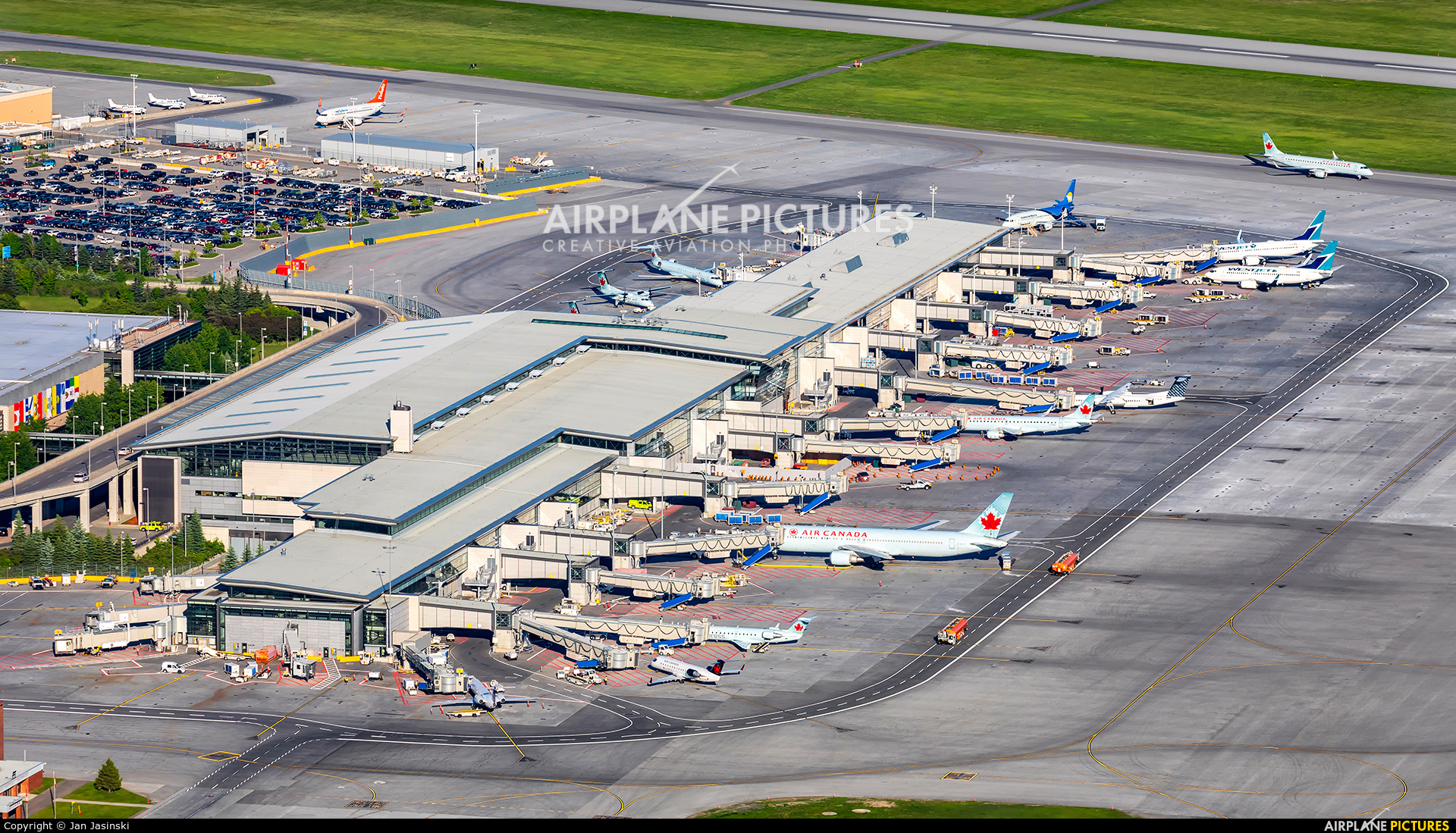 - Airport Overview - aircraft at Ottawa - Macdonald-Cartier Intl, ON