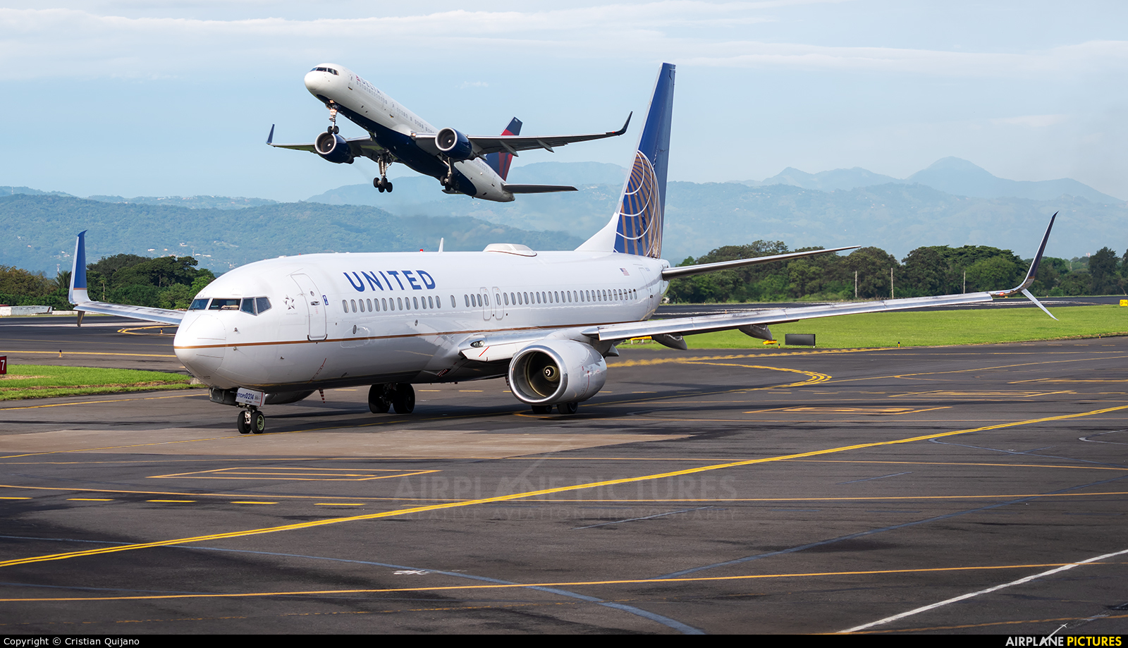 United Airlines N14214 aircraft at San Jose - Juan Santamaría Intl