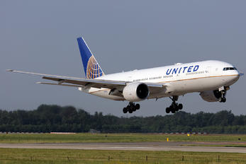 N57016 - United Airlines Boeing 777-200ER
